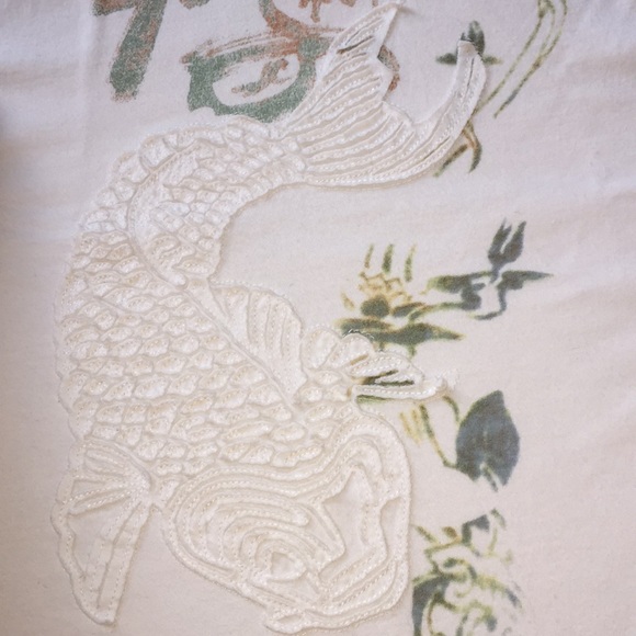 Lucky Brand VNeck/Fish appliqué/short/cap sleeves - Picture 3 of 8